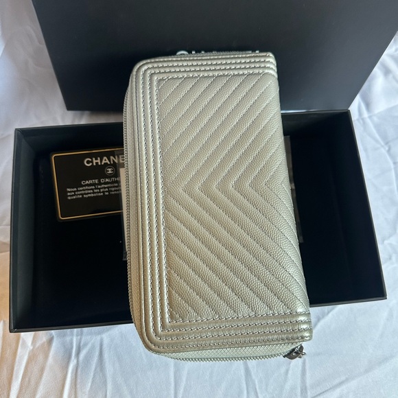 💯 Authentic Chanel Silver Chevron Quilted Zip Around Boy Wallet - Picture 11 of 16